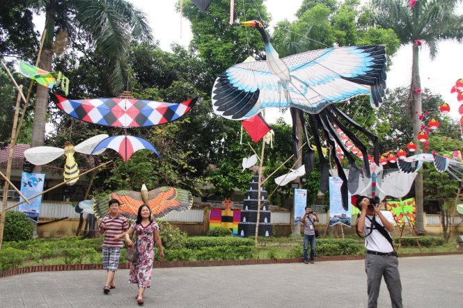 Hơn 200 con diều đủ kích cỡ, hình hài khác nhau được trưng bày ở Lễ hội diều và không gian diều Festival Huế 2016 tại Bảo tàng văn hóa Huế - Ảnh: Minh An