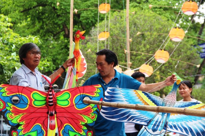 Các nghệ nhân bên những cánh diều tại lễ hội - Ảnh: Minh An