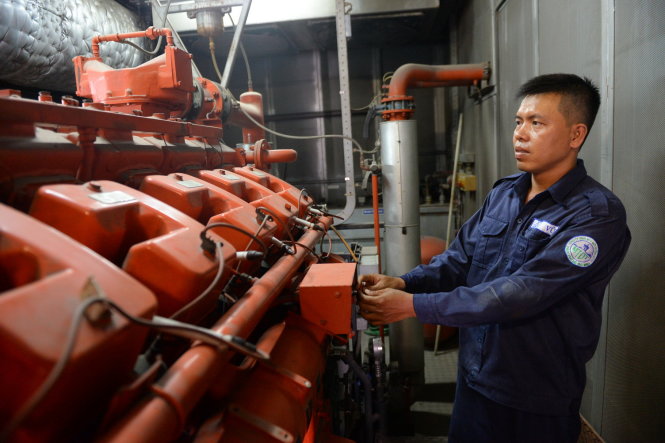 Nhân viên Nhà máy phát điện Gò Cát vận hành máy phát điện khí biogas (từ rác) - Ảnh: Hữu Khoa