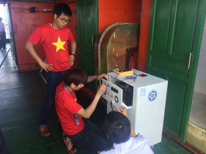 Các bạn trẻ nghiên cứu sinh tại Hàn Quốc đang lắp đặt máy lọc nước cho nhà giàn DK1/17 - Ảnh: N.T.U.