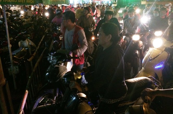 Dù các bãi xe đã không nhận giữ xe từ trưa nhưng nhiều người vẫn xếp hàng đợi được gửi xe để về quê - Ảnh: Lê Phan