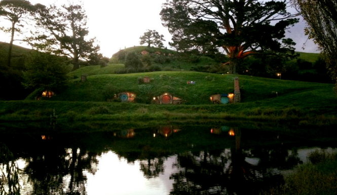 Những ngôi nhà hobbit lung linh bên bờ hồ trung tâm. Ảnh: MG