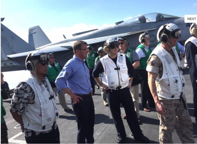 Bộ trưởng Quốc phòng Mỹ Ashton Carter (thứ hai từ trái sang) trong lần ra thăm tàu sân bay USS Stennis đang tuần tra ở Biển Đông ngày 15-4 - Ảnh: US Navy