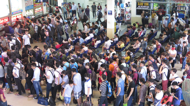 Đông nghẹt người chờ mua vé tại sảnh lớn bến xe Mỹ Đình chiều ngày 29 -4 - Ảnh: Quang Thế