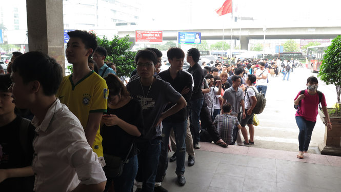 Cảnh xếp hàng chờ cả giờ đồng hồ để mua vé tại bến xe Mỹ Đình - Ảnh: Quang Thế