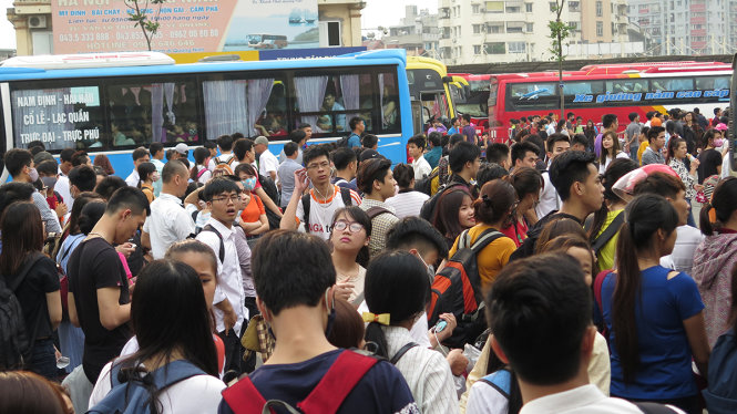 Cảnh đông nghẹt người chờ lên xe tại bến xe Mỹ Đình - Ảnh: Quang Thế