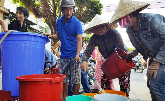 Người dân phường Vĩnh Bảo, TP Rạch Giá lấy nước từ xe chở của KIWACO sáng 29-4 - Ảnh: K.Nam