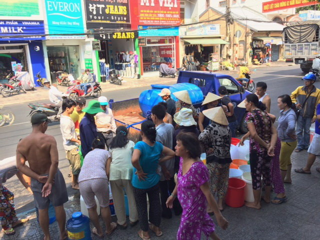 Xe cấp nước miễn phí của Công ty Cấp thoát nước Kiên Giang với bồn 1.000 lít không đủ nhu cầu người dân - Ảnh: N.Triều