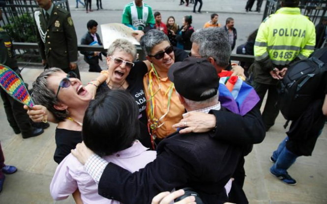 Những người ủng hộ hôn nhân đồng giới ở Colombia vui mừng sau phán quyết của tòa án hiến pháp - Ảnh: AP