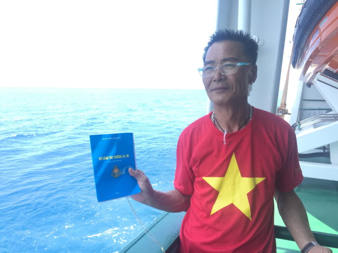 Ồng Lý Thừa Vĩnh luôn mang theo mình cuốn sổ tay công tác Trường Sa - DK1 để ghi chép suốt hải trình ra Trường Sa - Ảnh: N.T.U.