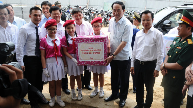 Chủ tịch nước Trần Đại Quang tặng quà cho các em thiếu nhi Đà Nẵng - Ảnh: Đăng Nam