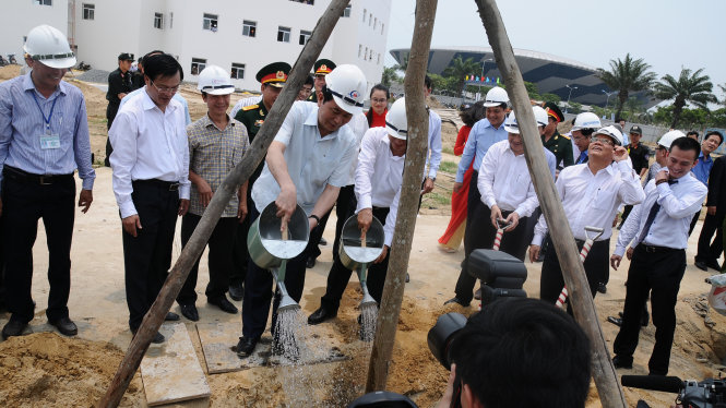 Chú tịch nước Trần Đại Quang trồng cây lưu niệm tại khuôn viên Nhà văn hóa thiếu nhi Đà Nẵng - Ảnh: Đăng Nam