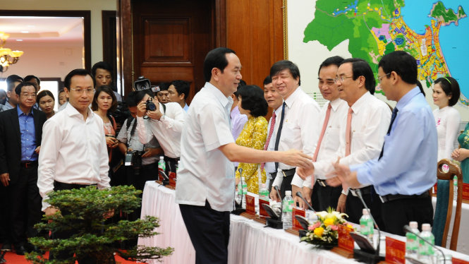 Chủ tịch nước Trần Đại Quang bắt tay các cán bộ chủ chốt của TP Đà Nẵng trước khi bước vào buổi làm viêc sáng 29-4 - Ảnh: Đăng Nam