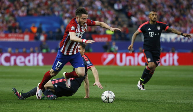 Saul đi bóng qua sự truy cản của tiền vệ Xabi Alonso trận Atletico Madrid gặp Bayern Munich - Ảnh: Reuters
