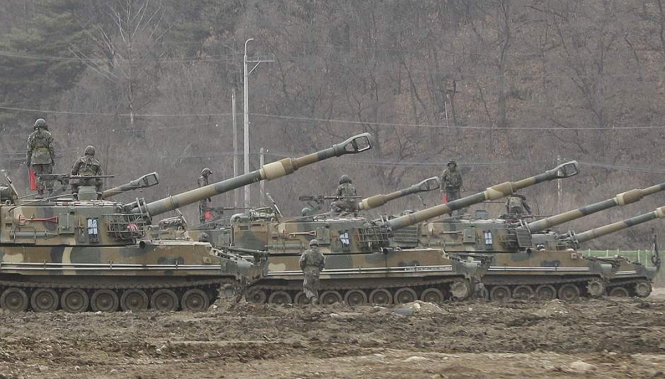 Binh sĩ Hàn Quốc tập trận gần biên giới Triều Tiên hôm 7-3-2016 - Ảnh: AP