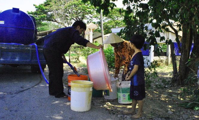 Xe chở nước cho người dân vùng ven TP Rạch Giá - Ảnh: K.Nam