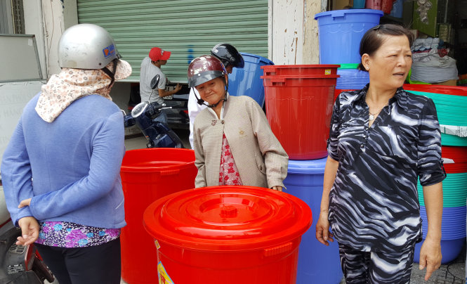 Người dân đổ xô đi mua dụng cụ chứa để dự trữ nước cho những ngày sắp tới - Ảnh: K.Nam