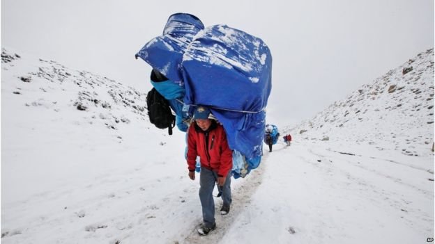 Những người khuân vác làm việc trên Everest - Ảnh: BBC