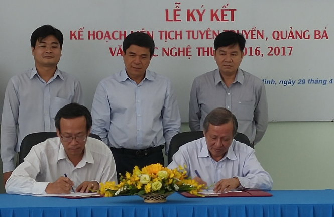 Ông Lê Công Đồng và ông Trần Long Ẩn ký kết liên tịch trước sự chứng kiến của đại diện Ban tuyên giáo, Sở VHTT, Sở Thông tin và truyền thông TP.HCM - Ảnh: Nguyễn Lộc