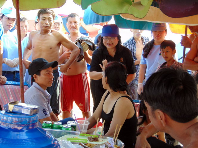 Bà Nguyễn Thị Bạch Ngân - phó chủ tịch UBND TP Vũng Tàu, nói chuyện với một nhóm du khách về chủ trương cấm ăn nhậu, xả rác trên bãi tắm - Ảnh: Đông Hà