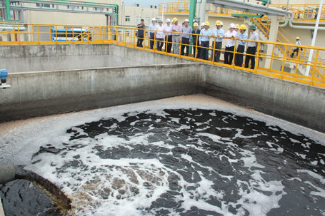 Đoàn công tác của Bộ trưởng Trần Hồng Hà khảo sát trực tiếp nơi xử lý nước thải của Formosa hôm 28-4 - Ảnh: Văn Định