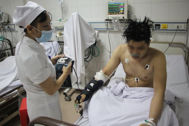 Sau khi sơ cứu thì 9 người bị thương nhẹ có thể xuất viện, 1 người bị thương nặng phải nằm viện điều trị - Ảnh: Doãn Hòa