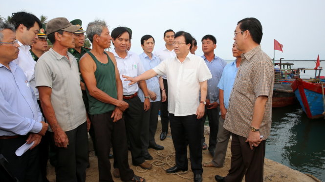 Phó Thủ tướng Trịnh Đình Dũng làm việc tại cảng cá Cửa Tùng - huyện Vĩnh Linh - tỉnh Quảng Trị - Ảnh: Xuân Tuyến