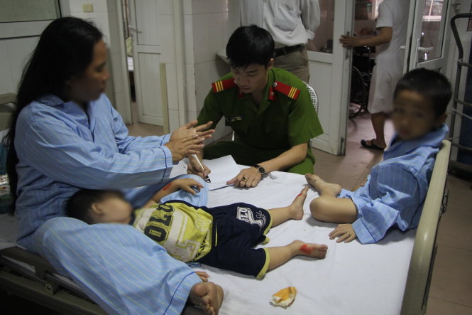 Công an huyện Nghi Lộc lấy lời khai các nạn nhân trong vụ tai nạn - Ảnh: Doãn Hòa
