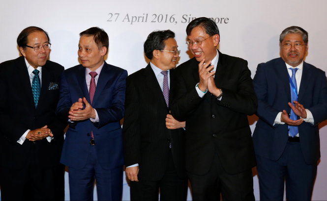 Từ trái sang: các thứ trưởng ngoại giao của Thái Lan, Việt Nam, Trung Quốc, Singapore, Philippines trong cuộc họp quan chức cấp cao liên quan Biển Đông tổ chức ở Singapore hôm 27-4 - Ảnh: Reuters