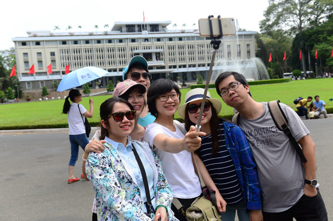 Một nhóm bạn trẻ đến từ Hà Nội chụp ảnh tự sướng cùng nhau khi tham quan Dinh Độc Lập