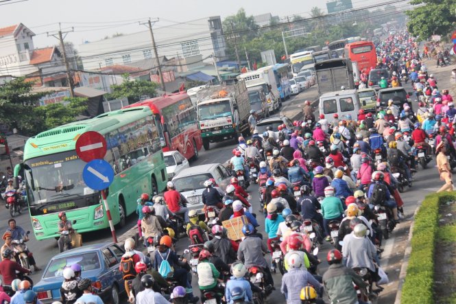 Nhiều đoạn quốc lộ 1, đoạn qua tỉnh Tiền Giang bị ùn ứ - Ảnh: Mậu Trường