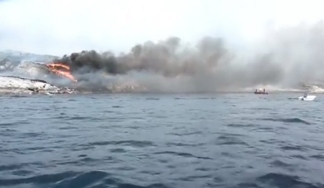 Khói, lửa bốc lên từ nơi trực thăng rơi - Ảnh chụp từ video clip