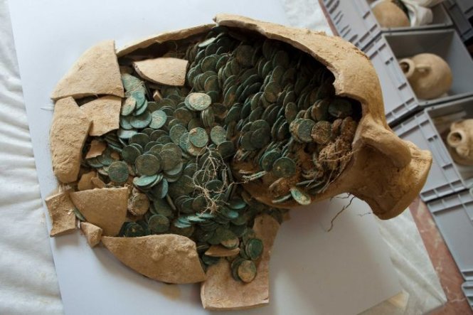 Phát hiện hơn 600 kg tiền xu cổ ở miền nam Tây Ban Nha - Ảnh: AFP