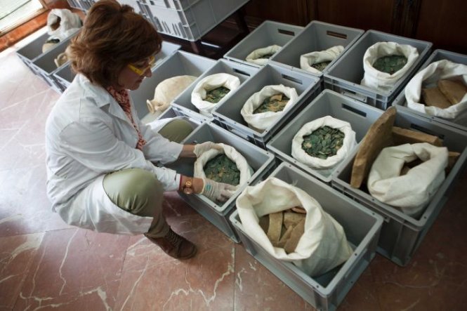 Số tiền cổ được phát hiện trong 19 chiếc bình thời La Mã đã được đưa tới Bảo tàng khảo cổ học ở Seville - Ảnh: AFP