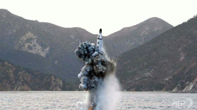 Một vụ thử tên lửa từ tàu ngầm của Triều Tiên - Ảnh: KCNA