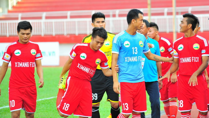 Vũ Như Thành (13) và các cầu thủ XM Fico Tây Ninh đã hưởng được niềm vui chiến thắng đầu tiên trong giải 2016. Ảnh: S.H