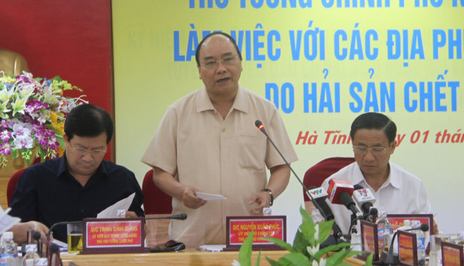 Thủ tướng Nguyễn Xuân Phúc phát biểu chỉ đạo tại buổi làm việc với các địa phương về vụ cá chết - Ảnh: Hữu Khá