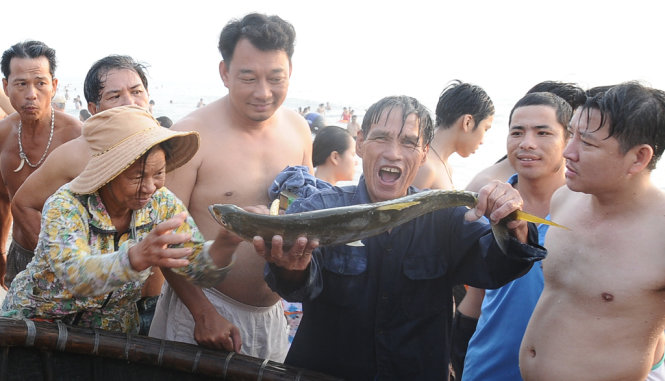Cá Bẹ Chang nặng hơn 3 kg vừa được ngư dân kéo lưới lên đã được một du khách trả mua đem về ăn - Ảnh: Đăng Nam