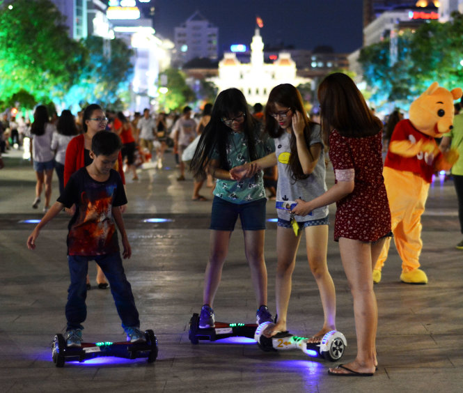 Thú vui chơi xe cân bằng ở phố đi bộ về đêm của các bạn trẻ
 - Ảnh: Cẩm Tiên