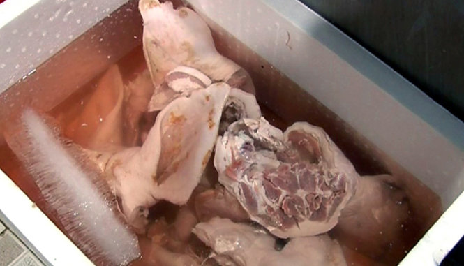 Thịt heo chứa trong thùng đá tại cơ sở sản xuất của bà Mỹ  - Ảnh: Hồng Lĩnh
