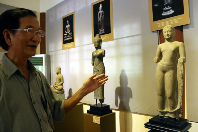 Nhà nghiên cứu Trần Đình Sơn cho hay đang tìm cách lý giải thế đứng lạ của Phật Thích Ca ở bức tượng này - Ảnh: Thái Lộc