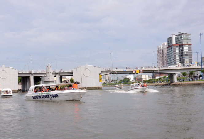 Canô du lịch đưa khách đi dạo trên kênh Bến Nghé, TP.HCM - Ảnh: T.T.D.