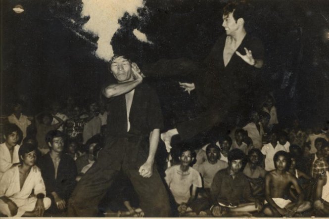 Võ sư Hồ Tường (phải) biểu diễn đòn đá bay khi võ cổ truyền được cho phép hoạt động trở lại vào năm 1979 - Ảnh: Huy Đăng chụp lại