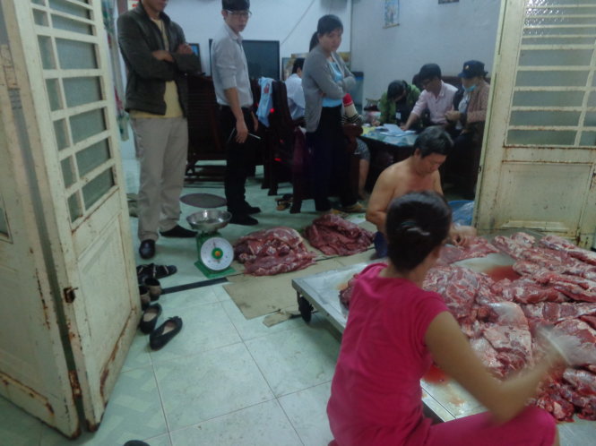 Cán bộ đoàn liên ngành huyện Củ Chi (TP.HCM) kiểm tra cơ sở biến thịt trâu thành thịt bò bán cho người tiêu dùng sáng 2-4 - Ảnh: Trạm thú y Củ Chi cung cấp