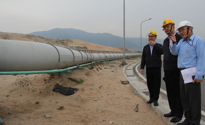 Cán bộ Formosa Hà Tĩnh giới thiệu đường ống xử lý nước thải của nhà máy - Ảnh: Văn Định