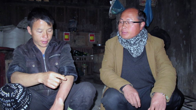 Tráng A Pao xuống thôn, chuyện trò cùng nông dân Tráng Seo Hòa ở thôn Hóa Chéo Chải - Ảnh: Đ.Bình