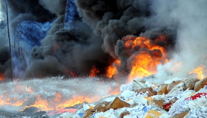 Lửa bốc cháy dữ dội bên ngoài xưởng tái chế phế liệu - Ảnh: A Lộc