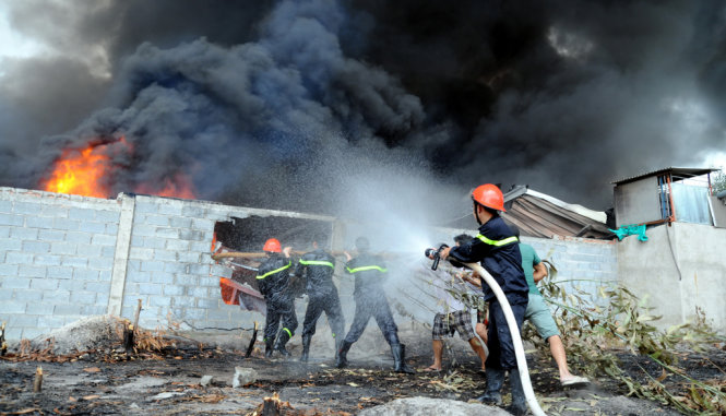 Lực lượng chức năng đang tiến hành dập lửa - Ảnh: A Lộc