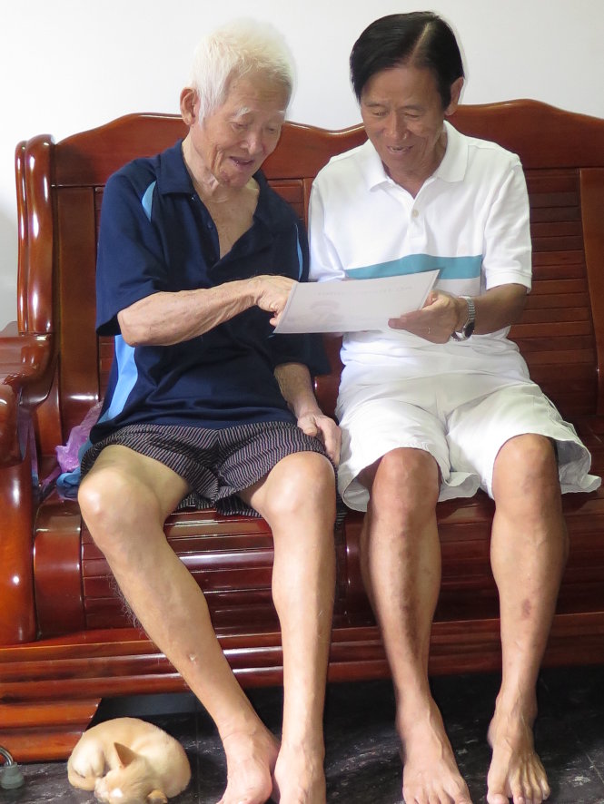 Hai anh em Hồ Thanh Chinh - Hồ Thanh Cang (phải) từng khoác chung màu áo đội tuyển bóng đá miền Nam tại SEAP Games 1973 rồi đội Hải Quan sau ngày 30-4-1975 - Ảnh: Sĩ Huyên