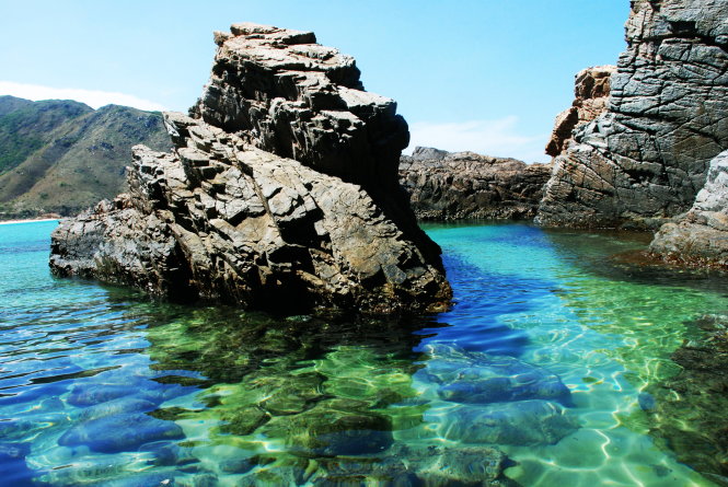 Nước biển trong xanh, soi bóng những tảng đá, trông Kỳ Co như một bức tranh sơn thủy hữu tình - Ảnh: Trần Hoa Khá